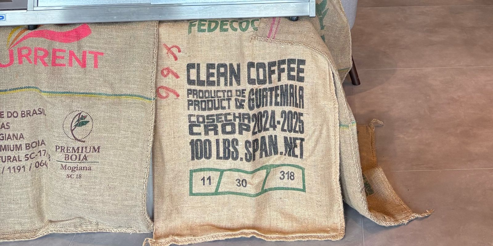 「CLEAN COFFEE」と書かれた生豆の麻袋