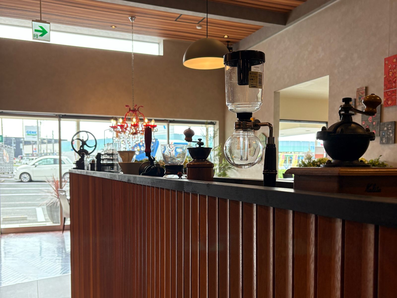 サイフォンとコーヒーミルが置かれたカウンター